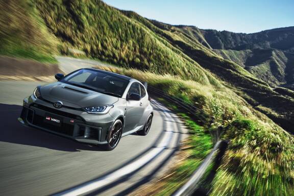 RZ“High performance” + Aero performance package［GR-DAT（8AT・4WD）］