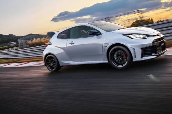 RZ“High performance” + Aero performance package［GR-DAT（8AT・4WD）］