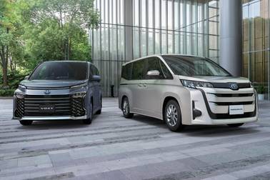 左からヴォクシー HYBRID S-G